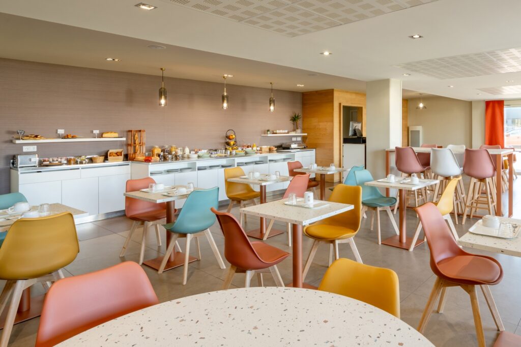 Salle de restaurant du Sure Hôtel Chantepie