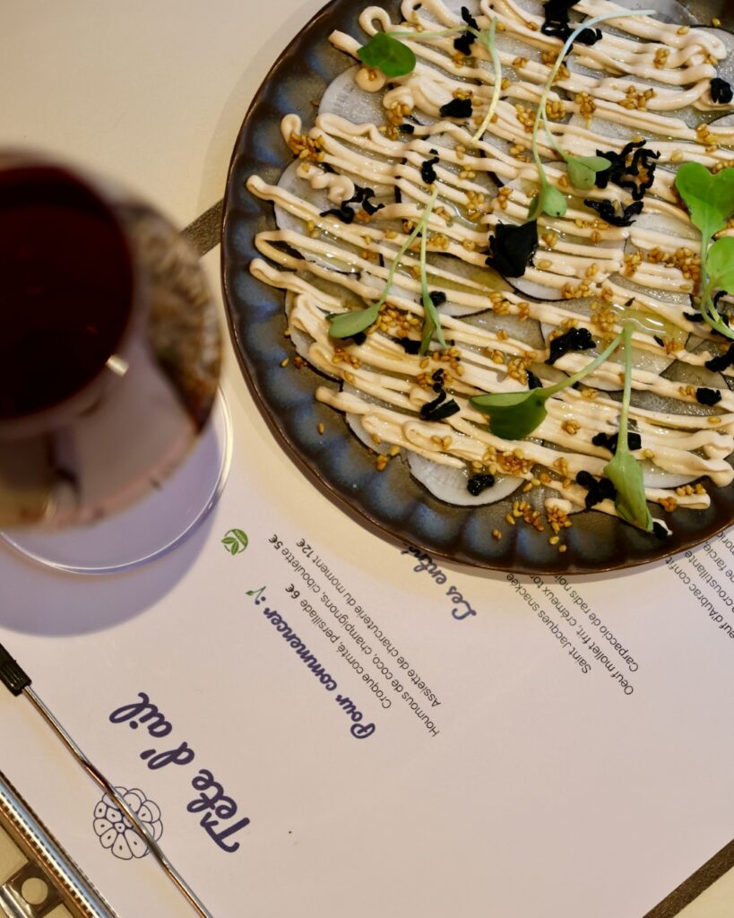 Plat et verre de vin chez Tête d'Ail