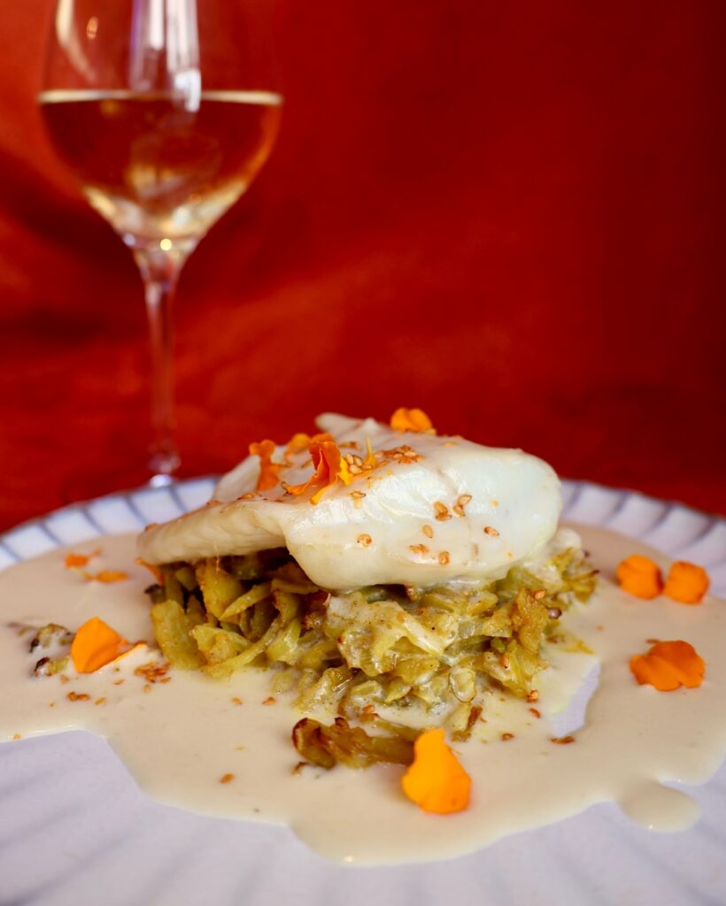 Plat et verre de vin chez Tête d'Ail