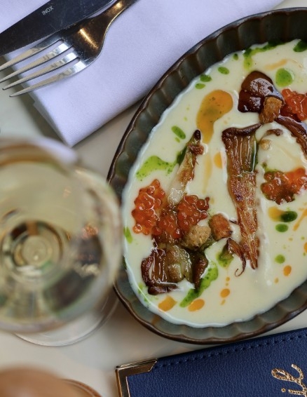 Plat et verre de vin chez Tête d'Ail