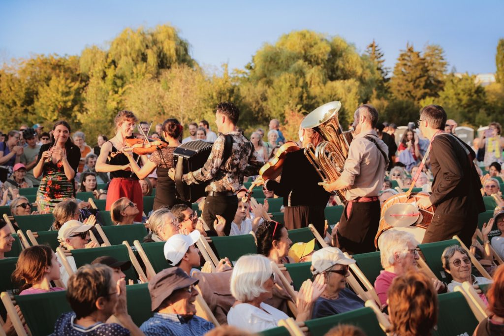 Spectacle aux prairies Saint-Martin, dans le cadre de Transat en Ville, à Rennes