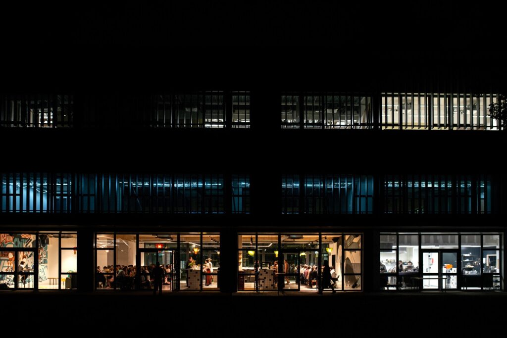 Vue de nuit de la façade du Brewpub Bloom Pop à Rennes