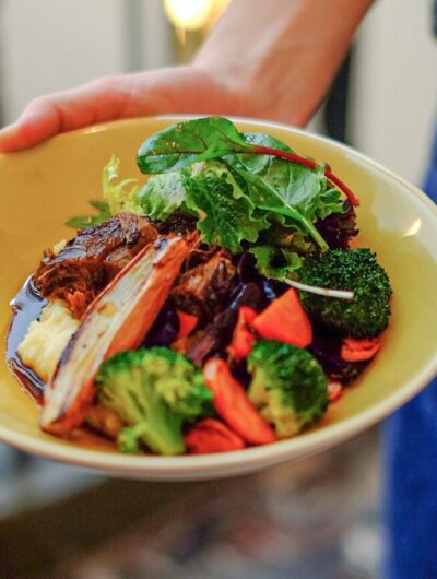 Un serveur de la crêperie bretone présente une assiette appétissante