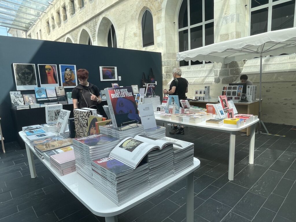Vue de la boutique éphémère de souvenirs au Couvent des Jacobins pendant l'exposition d ela Collection Pinault