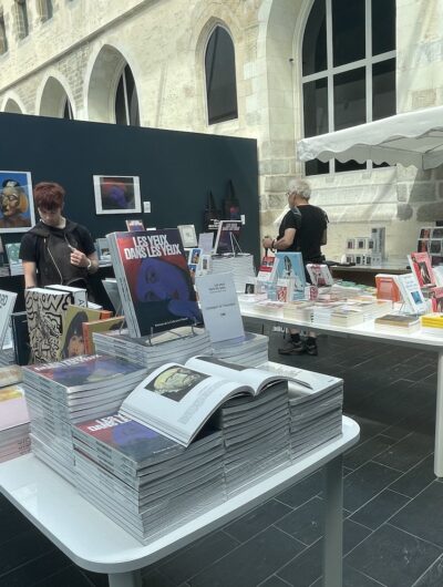Vue de la boutique éphémère de souvenirs au Couvent des Jacobins pendant l'exposition d ela Collection Pinault