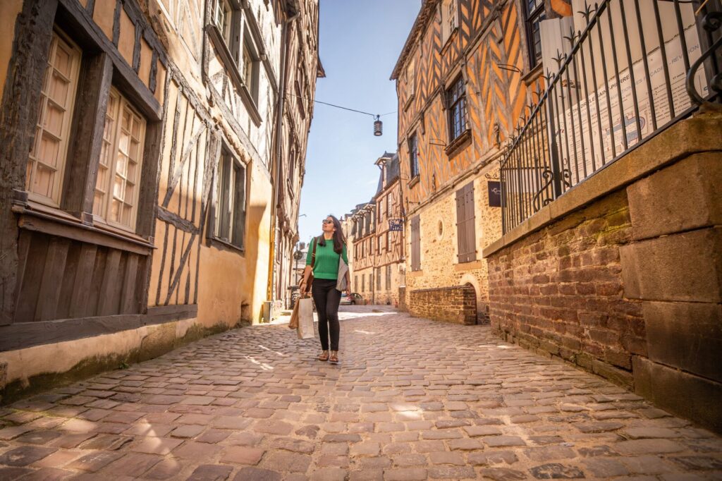 Promenade dans les rues piétonnes du centre historique de Rennes avec ses belles maisons à pans de bois