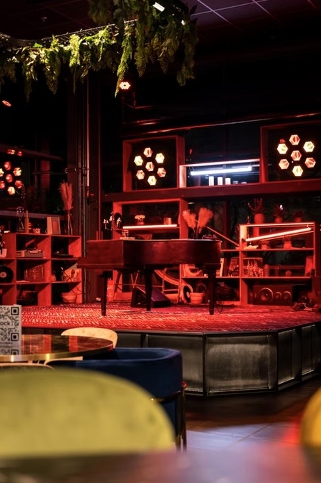 Scène avec piano chez Block