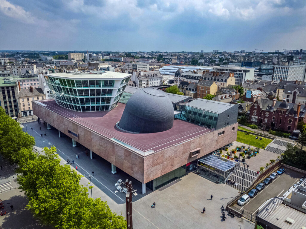 Vue des Champs Libres depuis un drone, proches de la gare de Rennes