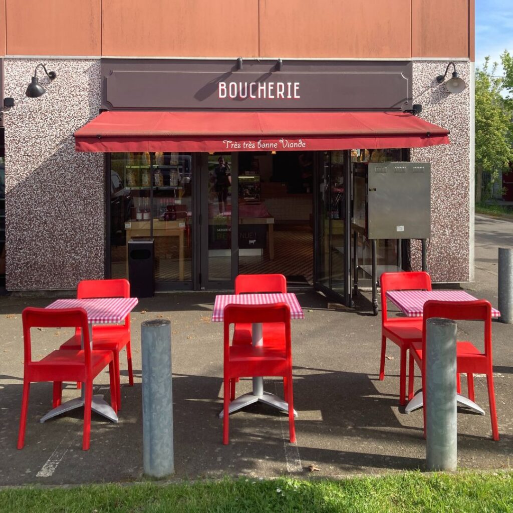 Devanture et terrasse de la Boucherie Maurice