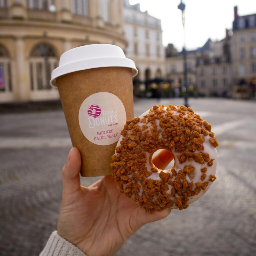 Boisson et donut de Denise's Donuts
