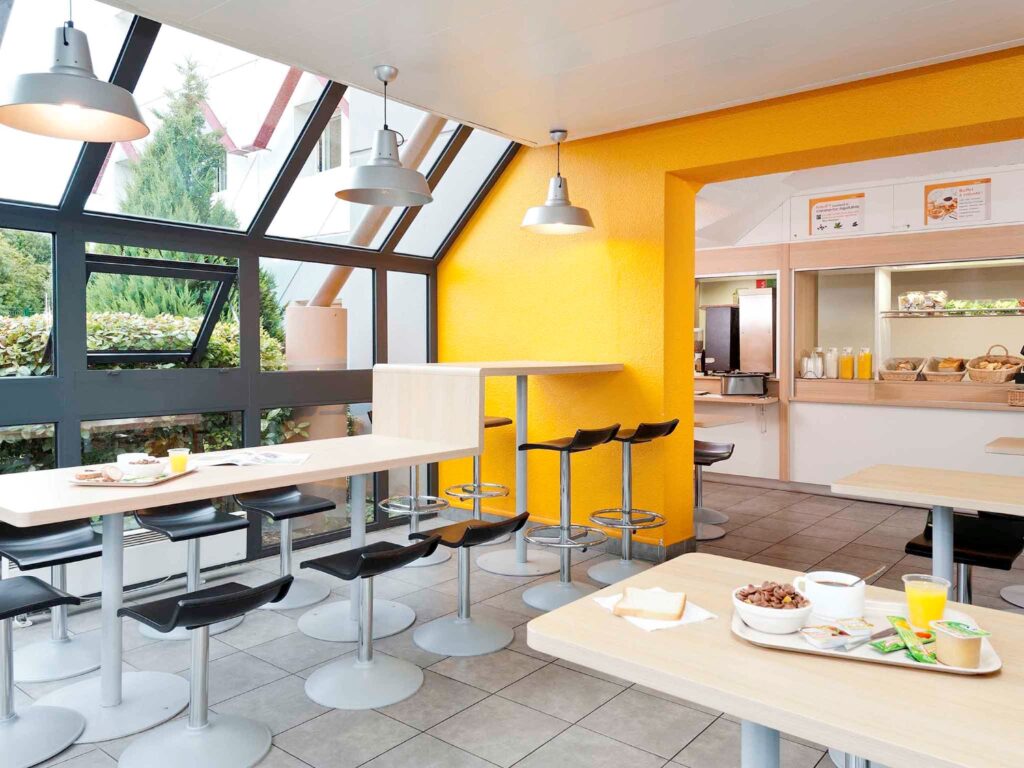Salle de restaurant de l'Hôtel F1 Rennes Sud Est Chantepie
