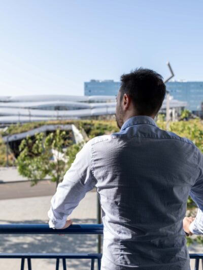 Client sur la balcon d'un hôtel avec vue sur la gare de Rennes