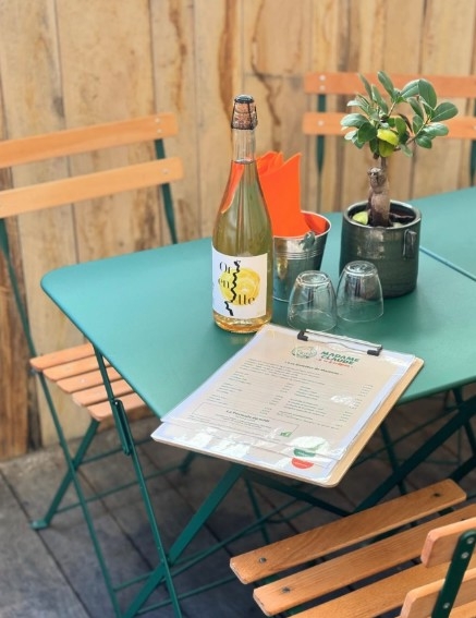 Table en terrasse chez Madame Claude