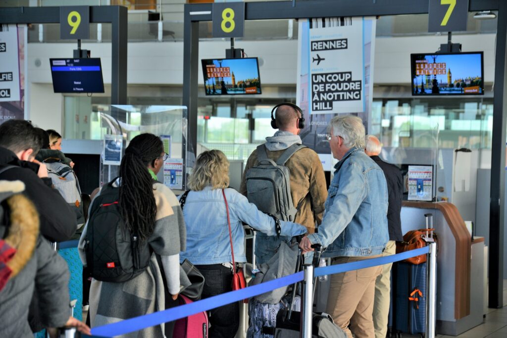 Voyageurs à l'aéroport de Rennes