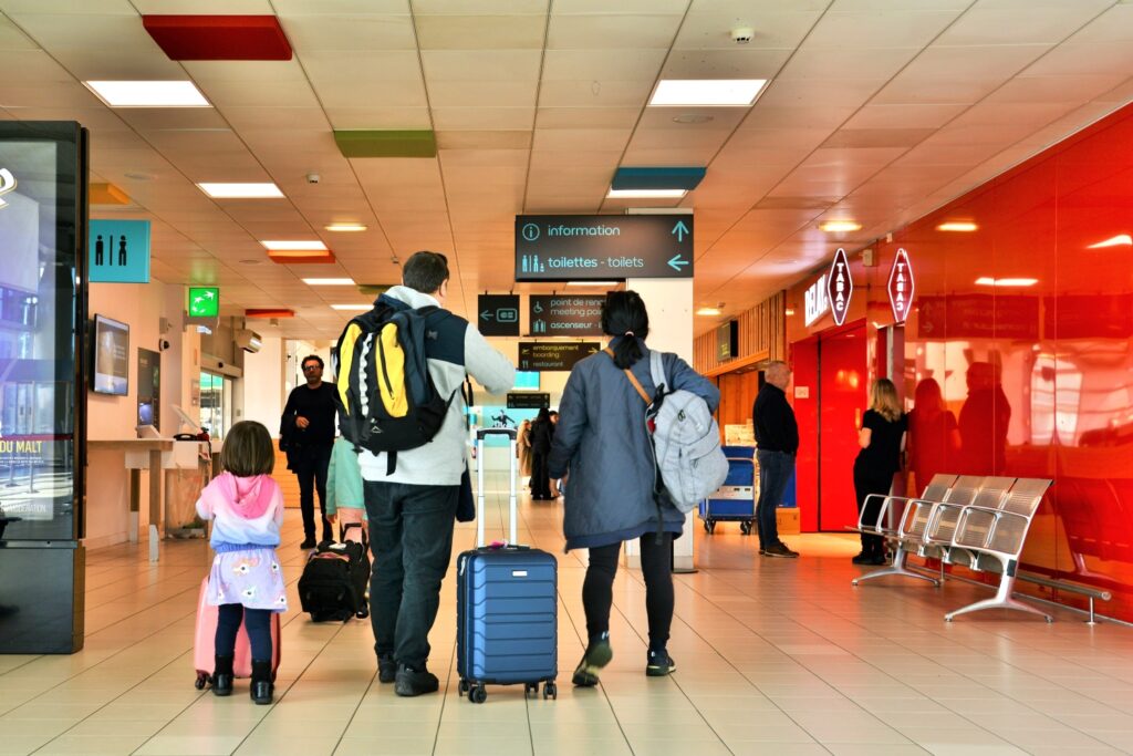 Voyageurs patientant à l'aéroport de Rennes