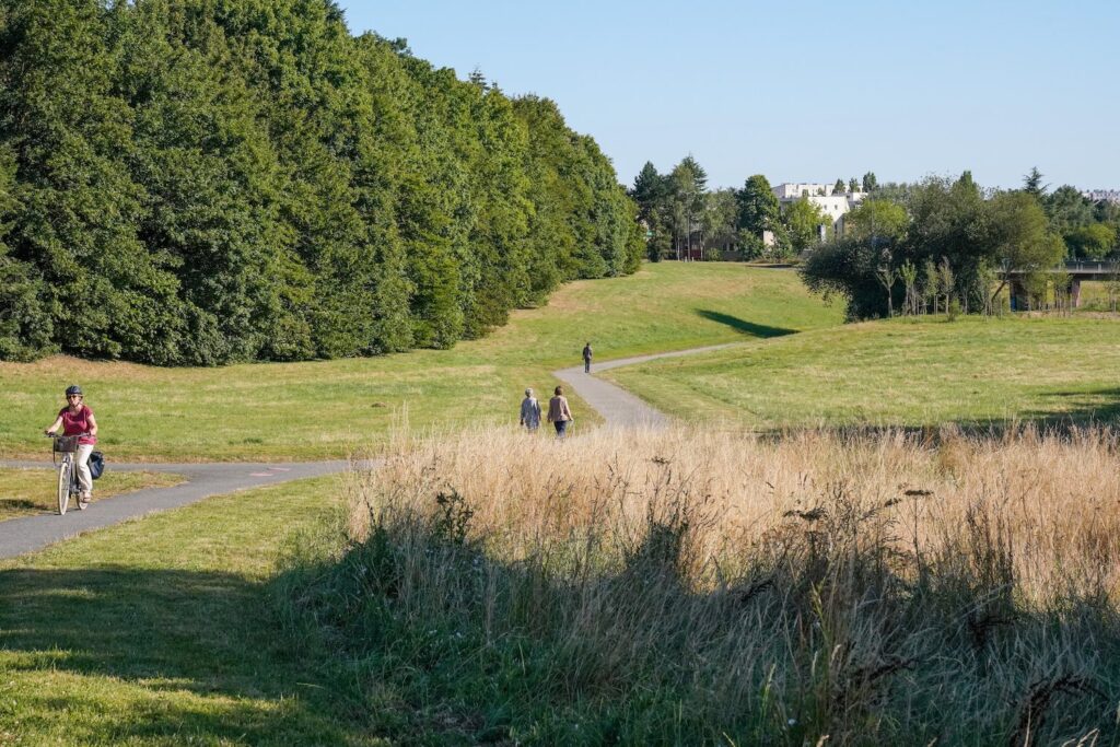 Promeneurs et cyclistes le long d ela coulée verte à Rennes