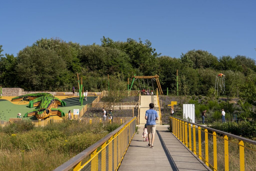 Parc de Beauregard Quincé aménagé avec des jeux pour enfants sur le thème des animaux des zones humides