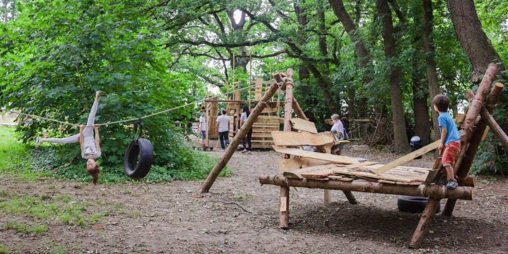 "Terrain d'aventure" Parc Marc Sangnier. Espace dédié à l'enfance et à la pédagogie du risque.