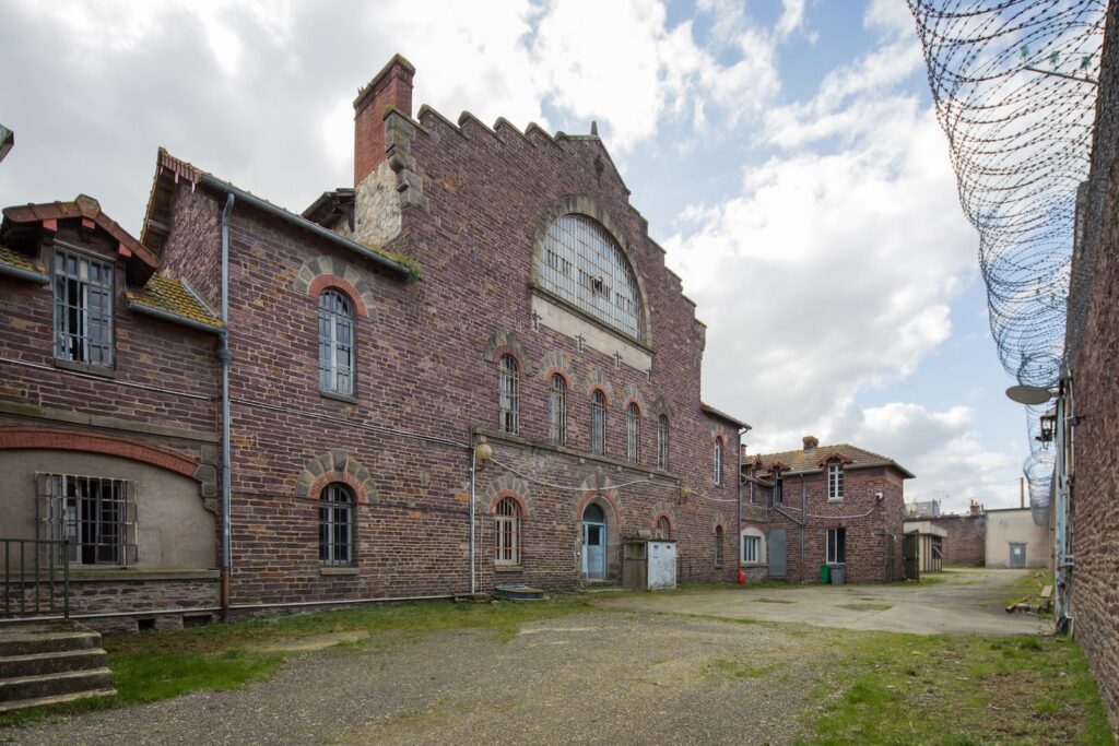 Vue de l'entrée de la cour de la prison Jacques Cartier