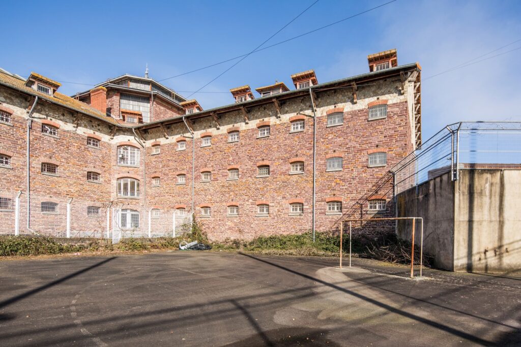Vue du bâtiment de la prison Jacques Cartier à Rennes, construite en 1903