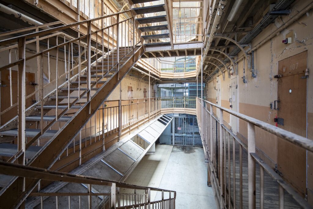Intérieur des coursives d'accès aux cellules individuelles de la prison Jacques Cartier