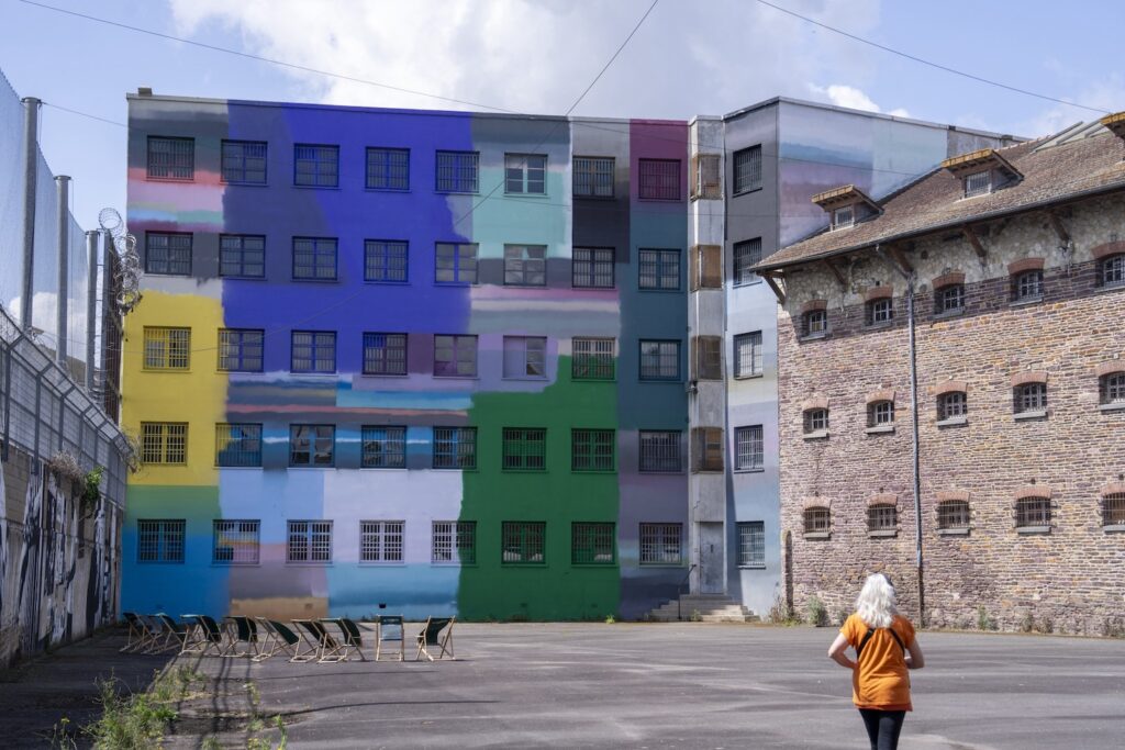 Murs de la prison Jacques Cartier colorés par des streets-artistes