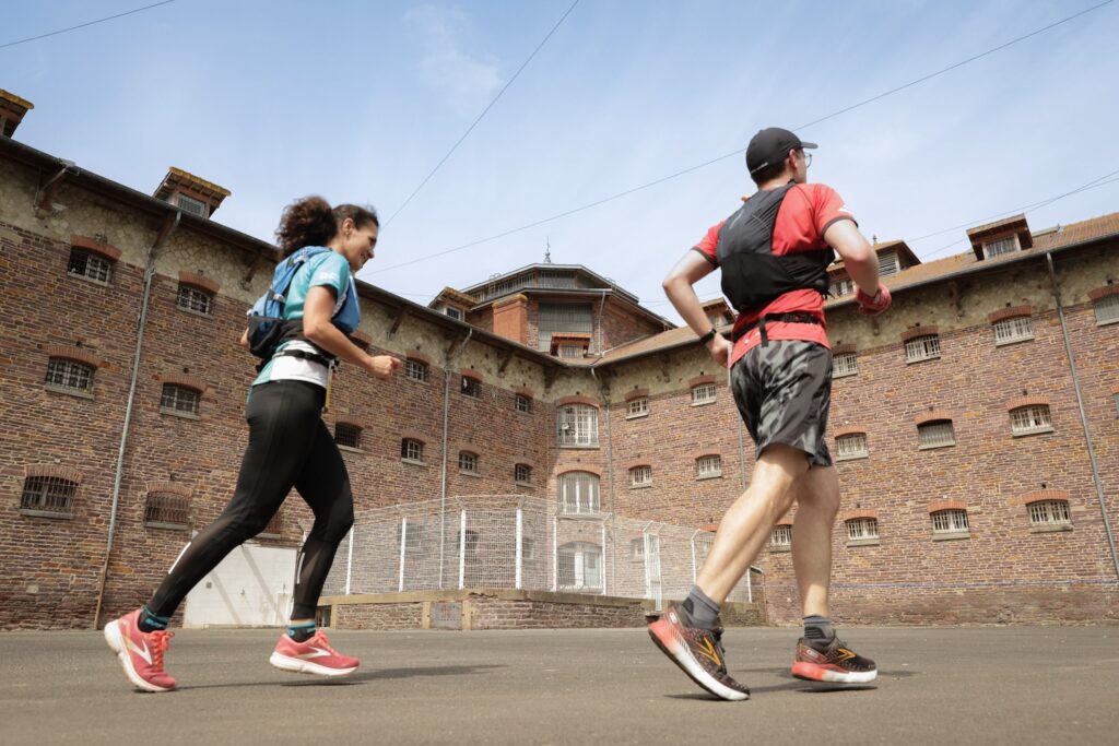 Des coureurs du Rennes Urban Trail traversent la prison Jacques Cartier