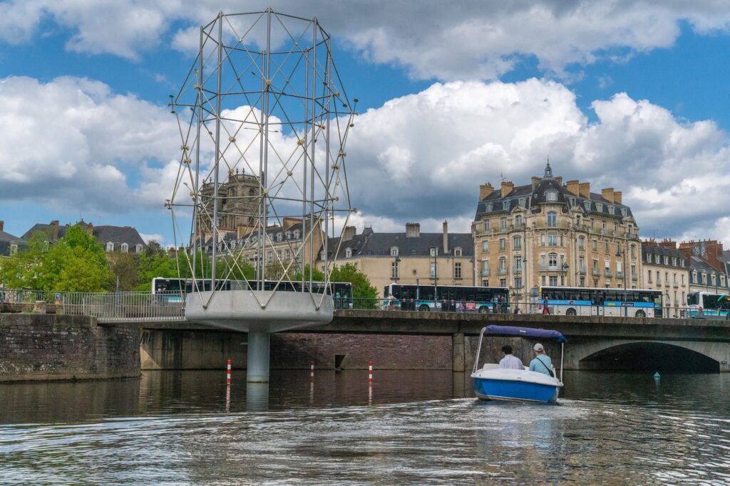 Un bateau électrique passe devant la Belvédère des frères Bouroullec