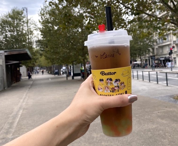 Vue à la première personne d'une personne tenant un bubble tea 