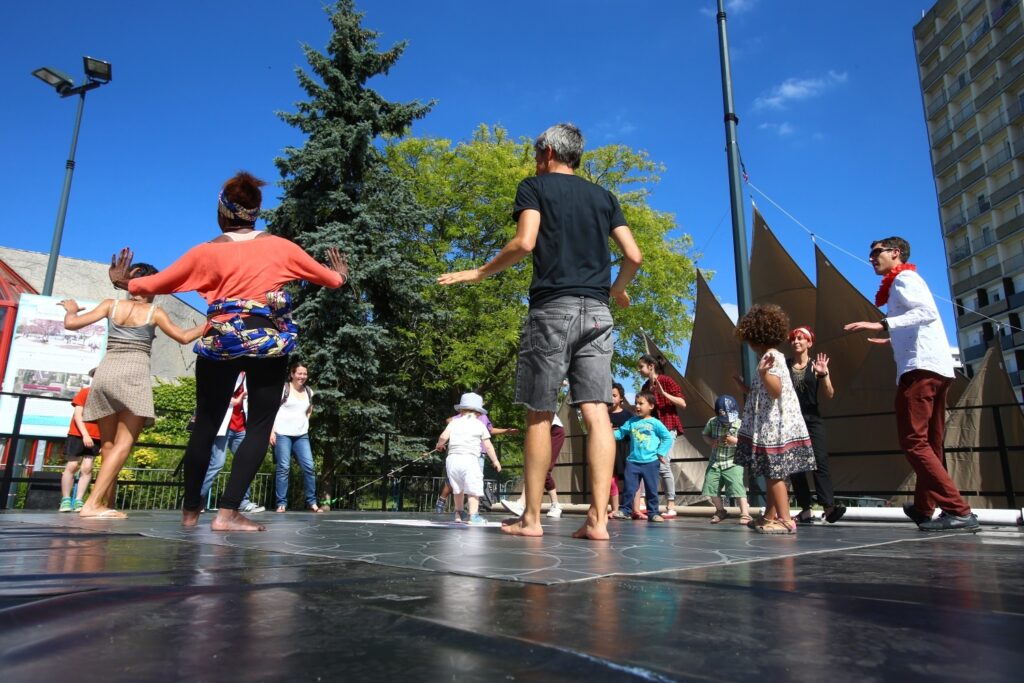 Public sur une scène extérieure du Triangle