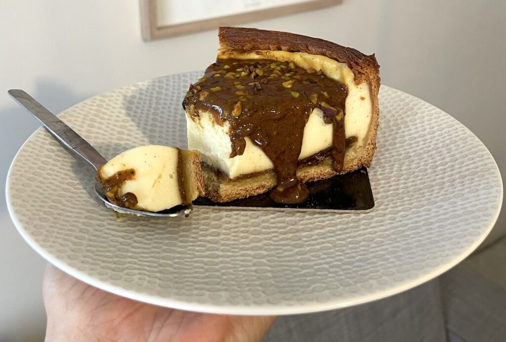 Une part de flan nappée de chocolat de la boulangerie Fleur de sel à Rennes