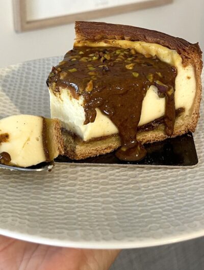 Une part de flan nappée de chocolat de la boulangerie Fleur de sel à Rennes