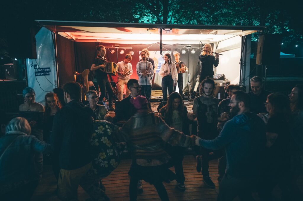 Public qui danse pendant un concert au festival le Grand Soufflet à Rennes. 