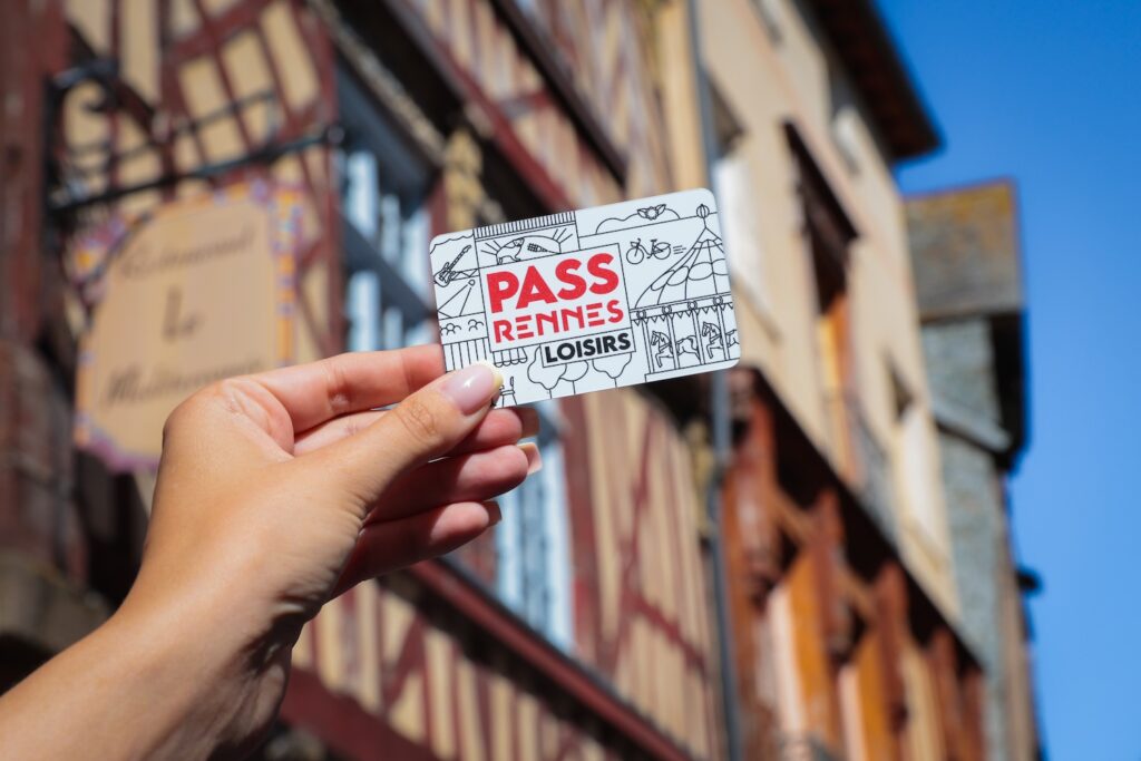Vue à la première personne du Pass Rennes devant une façade rennaise