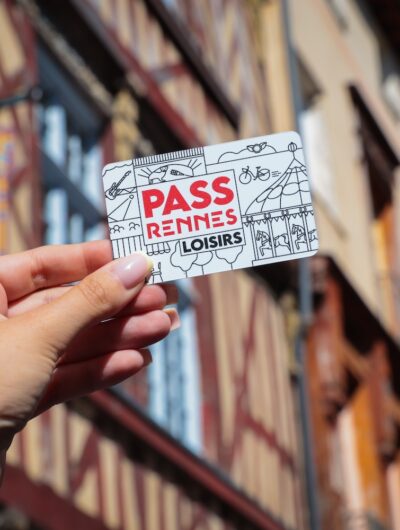 Vue à la première personne du Pass Rennes devant une façade rennaise
