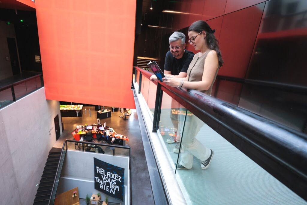 Visiteurs dans une expo au Frac Bretagne à Rennes.