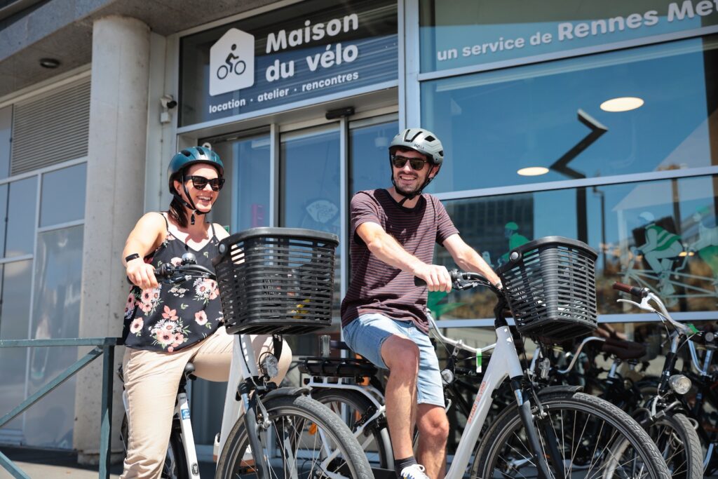 Deux personnes louent des vélos à la Maison du vélo de Rennes