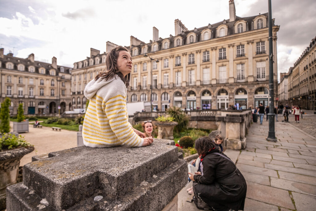Enfant admirant le Parlement de Bretagne, à Rennes.