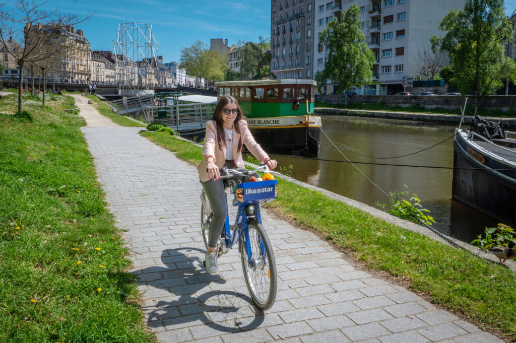 Personne à vélo, sur les quais de la Vilaine
