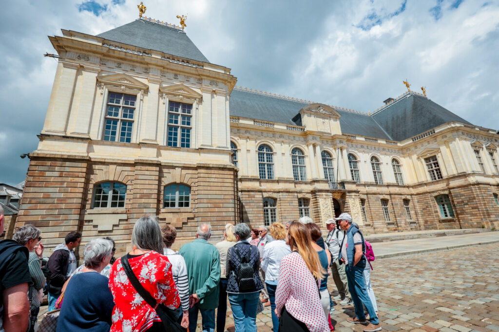 Groupe d'une visite guidée devant le Parlement de Bretagne