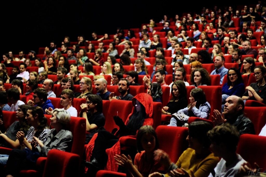 Spectatrices et spectateurs dans une salle de cinéma pendant le Festival Court Métrange, à Rennes.