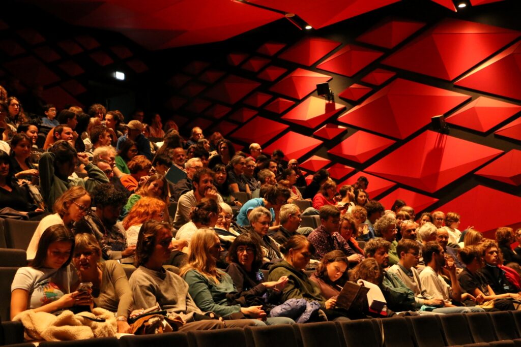 Spectatrices et spectateurs dans une salle de cinéma pendant le Festival Court Métrange, à Rennes.