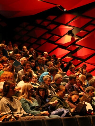 Spectatrices et spectateurs dans une salle de cinéma pendant le Festival Court Métrange, à Rennes.
