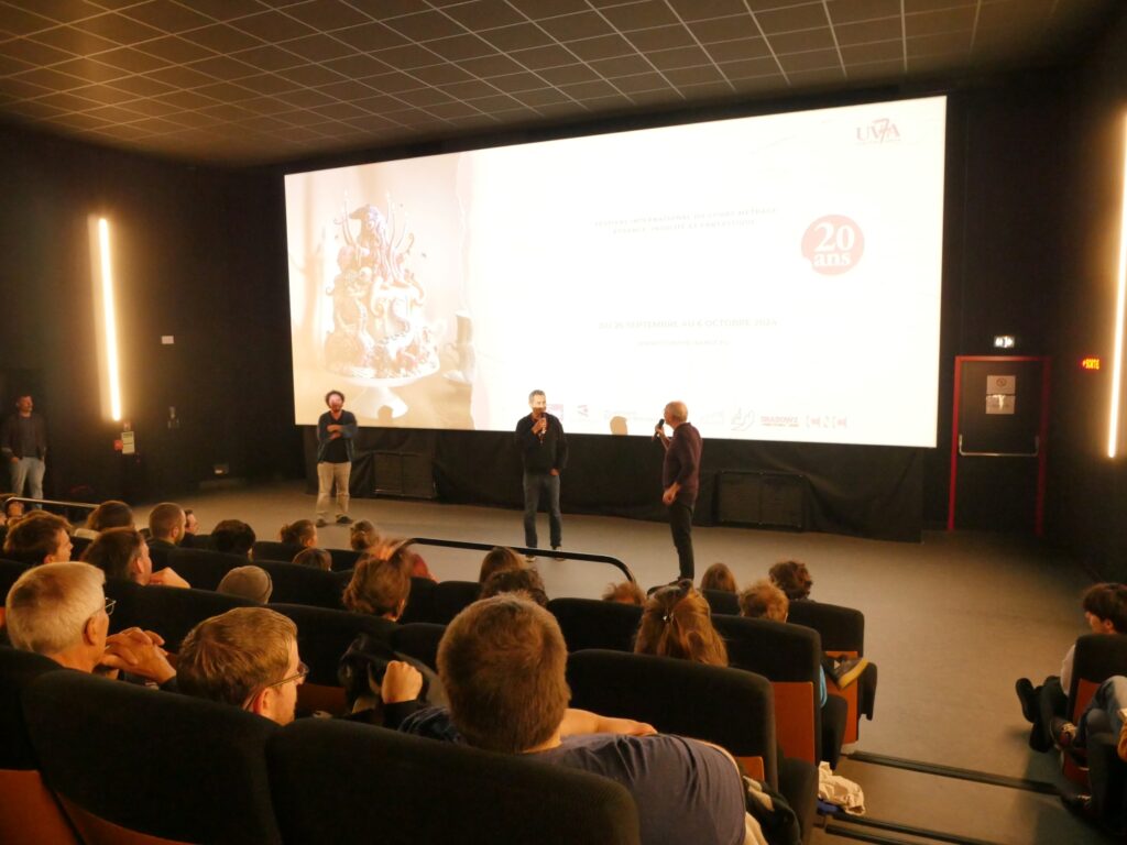 Spectatrices et spectateurs dans une salle de cinéma pendant le Festival Court Métrange, à Rennes.