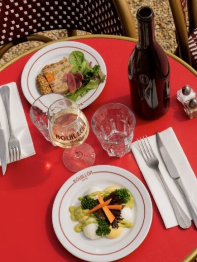 assiettes et bouteille de vin chez Satio Bouillon