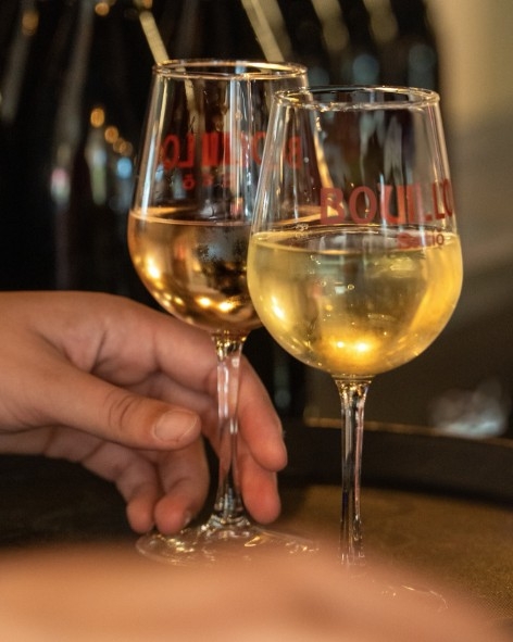 Deux verres de vin chez Satio Bouillon