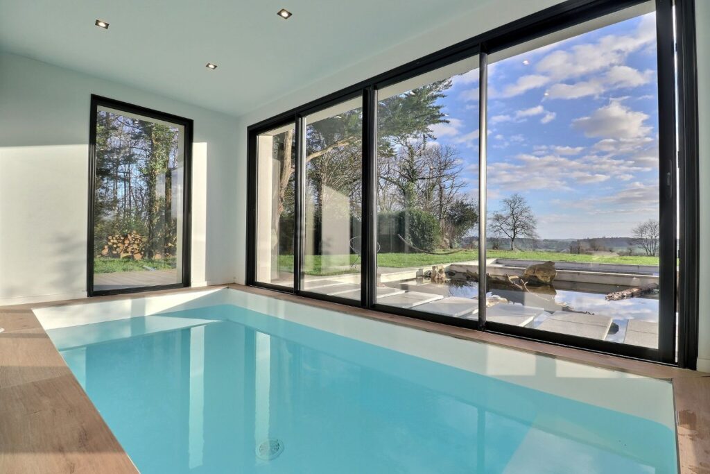 Piscine intérieure de la Villa Short Cravate