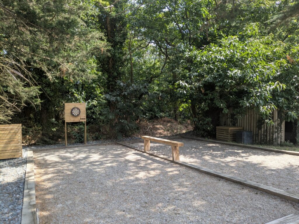Terrain de pétanque et jeu de fléchettes à l'extérieur de la Villa Short Cravate