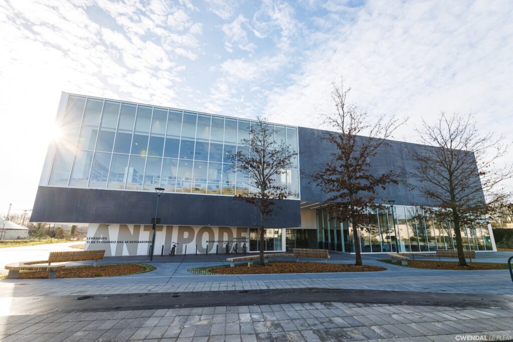 Vue d ela façade de l'Antipode MJC à Rennes