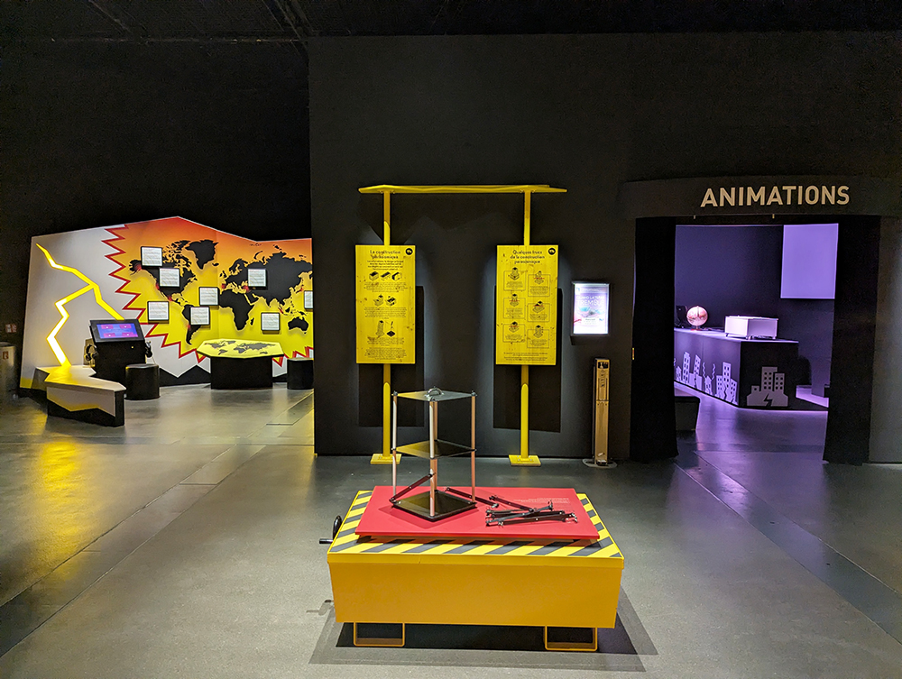 Salle de l'exposition « Quand la Terre tremble » à l'Espace des Sciences de Rennes